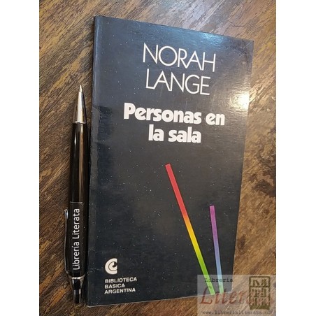 Personas en la sala Norah Lange Ed. Biblioteca Básica Argent
