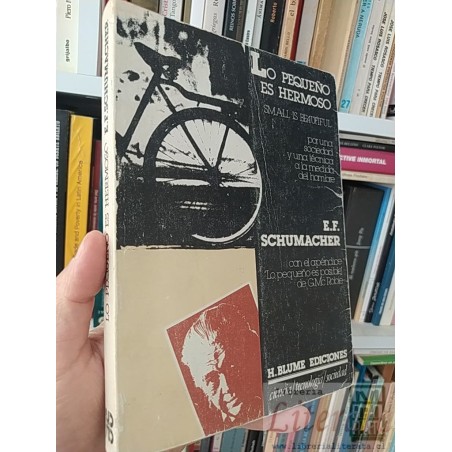 Lo pequeño es hermoso EF Schumacher  Blume Ediciones Ciencia/Tecnologia/Sociedad Por una sociedad y una técnica a la med