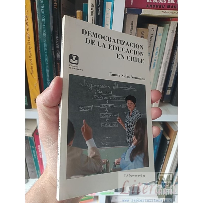 Democratización de la educación en Chile Emma Salas Neumann FIRMADO Y DEDICADO POR AUTORA Universitaria colección el sem