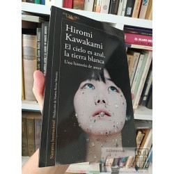 El cielo es azul, la tierra blanca Hiromi Kawakami Traducción de Marina Bornas Montaña Alfaguara formato grande 212 pági