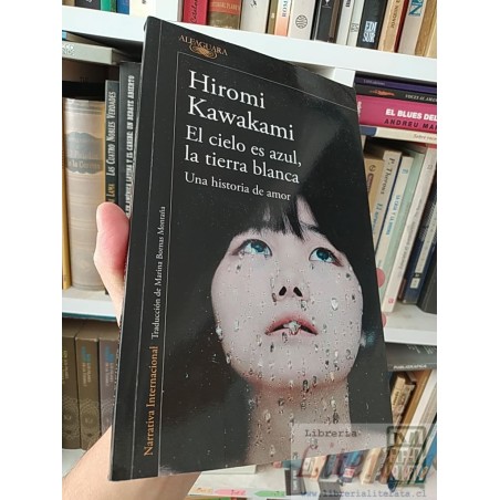 El cielo es azul, la tierra blanca Hiromi Kawakami Traducción de Marina Bornas Montaña Alfaguara formato grande 212 pági