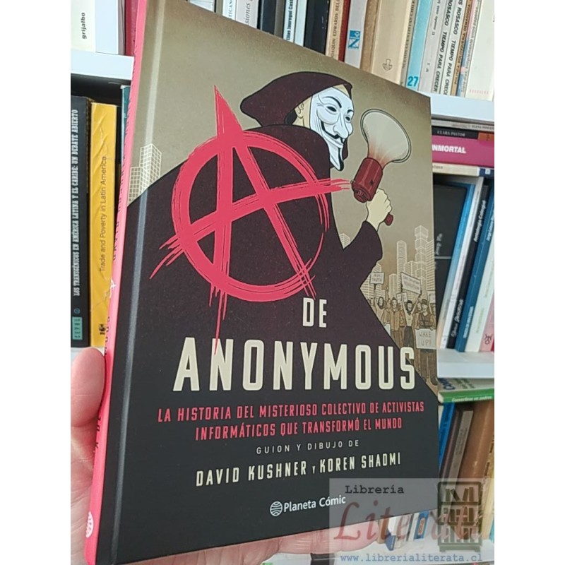 A de Anonymus David Kushner y Koren Shadmi Planeta Cómic tapas duras formato grande ilustrado colores 118 páginas