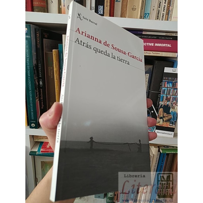 Atrás queda la tierra Arianna de Sousa-García Seix Barral 141 páginas