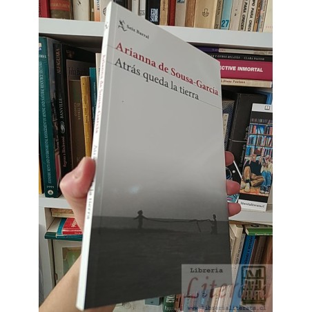 Atrás queda la tierra Arianna de Sousa-García Seix Barral 141 páginas